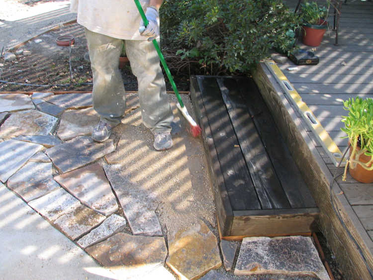 Flagston pathway pour decomposed granite